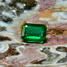 Load image into Gallery viewer, 0.89 Carat emerald cut emerald, AGL report