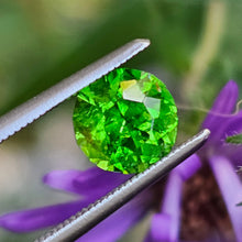 Load image into Gallery viewer, 0.92 Carat Round Neon Green Tsavorite Garnet from Tanzania