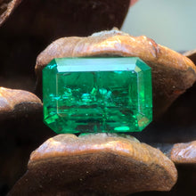 Load image into Gallery viewer, 2.25 Carat Emerald from Brazil with minor oil
