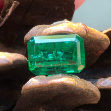 Load image into Gallery viewer, 2.25 Carat Emerald from Brazil with minor oil
