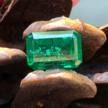 Load image into Gallery viewer, 2.25 Carat Emerald from Brazil with minor oil
